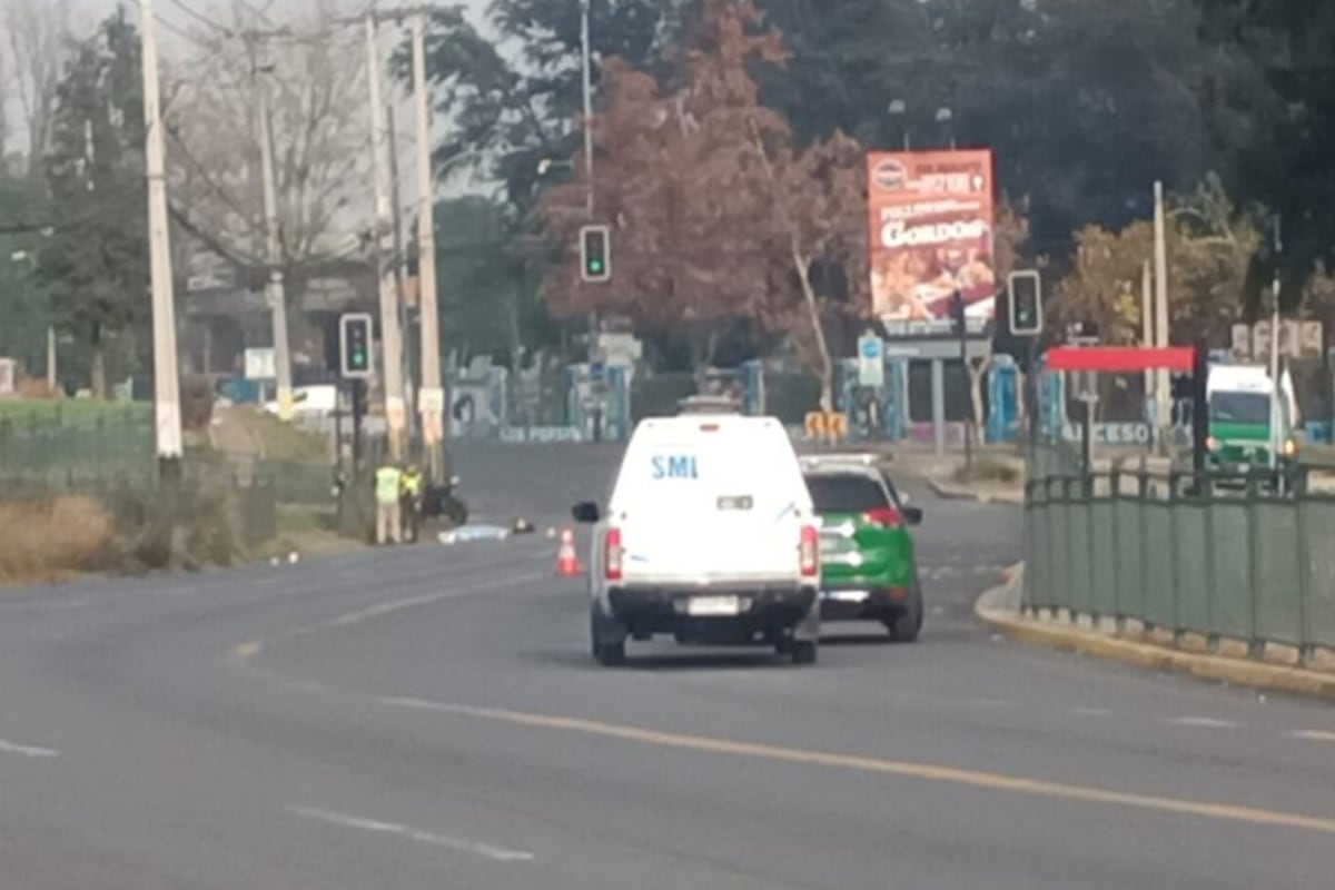 Un motociclista muere y un automóvil se dio a la fuga en un accidente en Maipú. Fotografía: Radio Bio Bío.