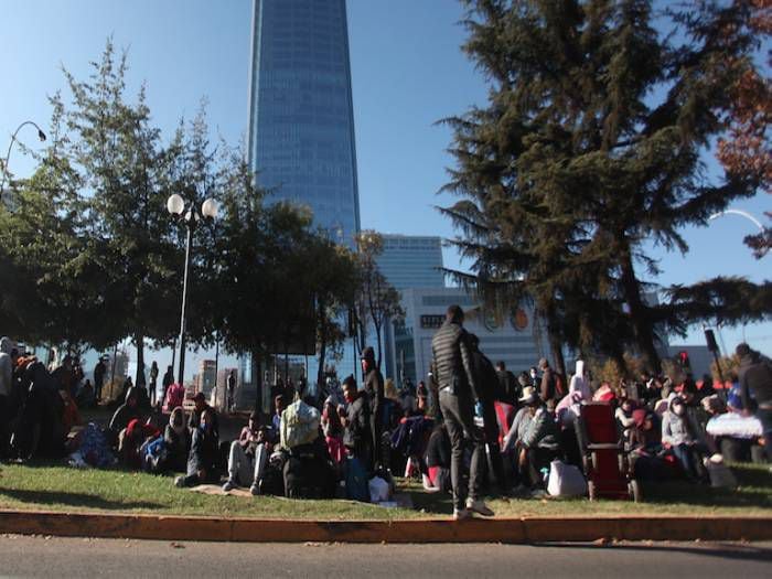 Bolivia repatriará a ciudadanos que acampan fuera de consulado en Providencia