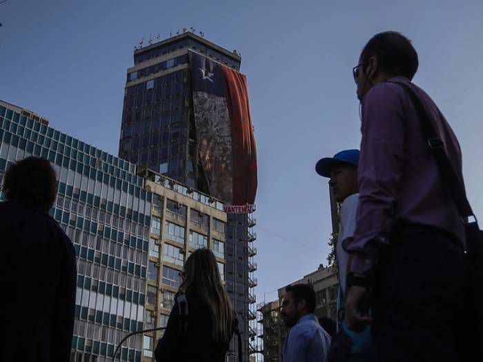 Despliegan réplica de bandera símbolo del 27F en Santiago Centro