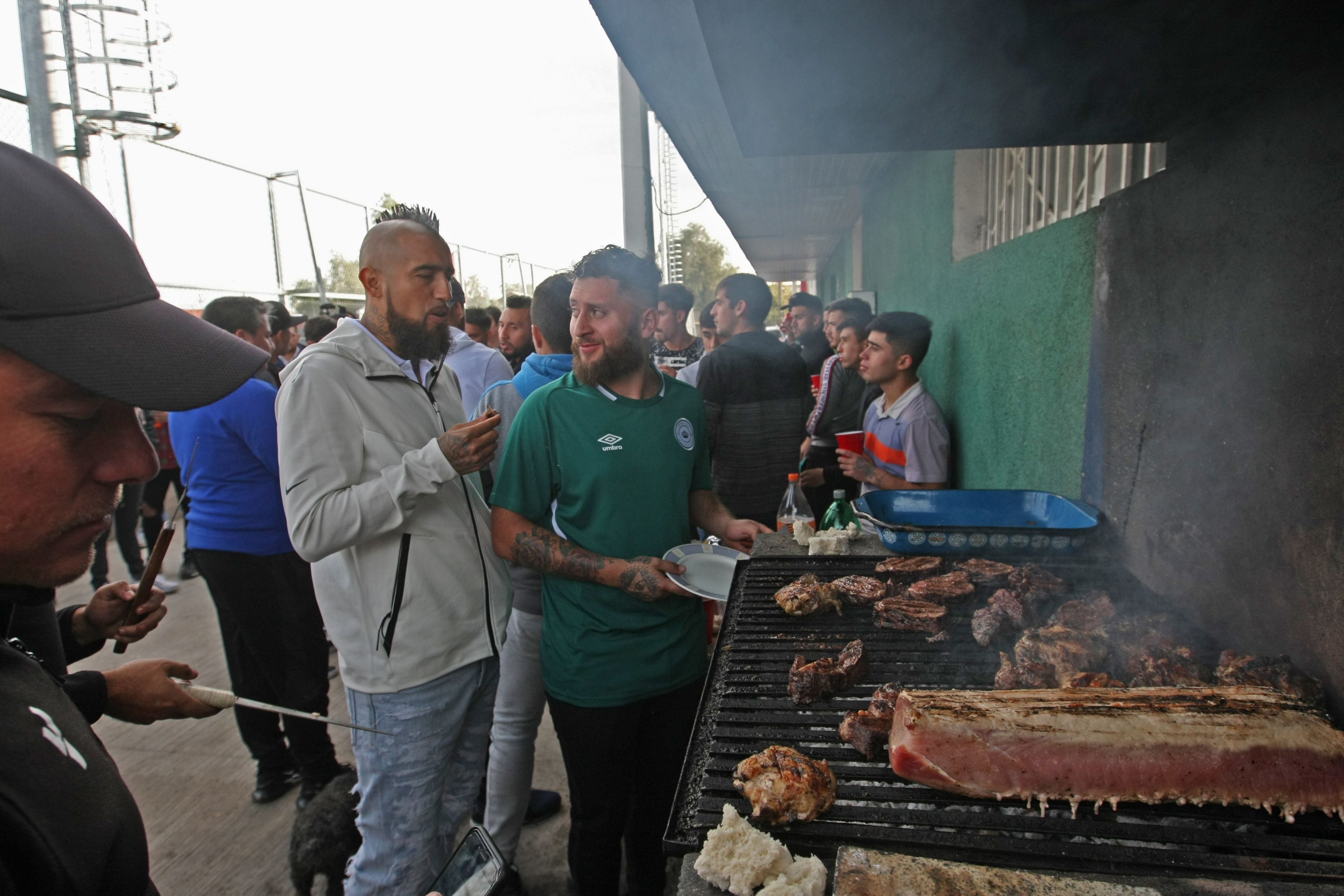 ARTURO VIDAL CON EL RODELINDO ROMAN