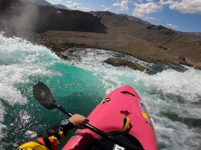 Kayakista gringo realiza espectacular piquero en cascada del Maule