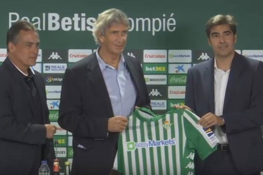 "Intentaremos mejorar el plantel": Pellegrini no le cierra la puerta al "Huaso" Isla en Betis