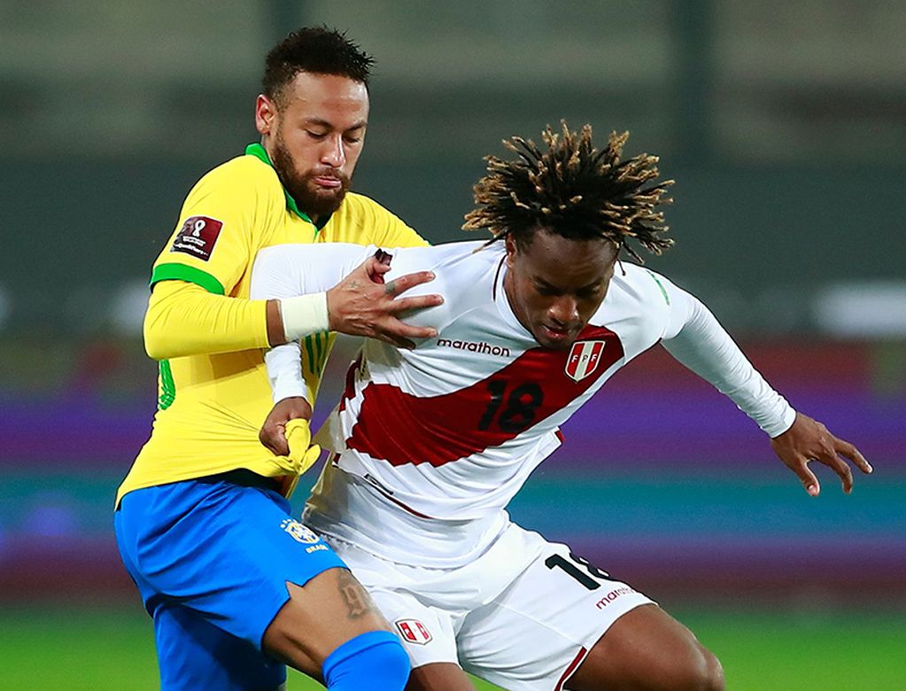 Peru's Andre Carrillo (R) is challenged by Brazil's Neymar during their 2022 FIFA World Cup South American qualifier football match at the National Stadium in Lima, on October 13, 2020, amid the COVID-19 novel coronavirus pandemic. (Photo by Daniel APUY / POOL / AFP)