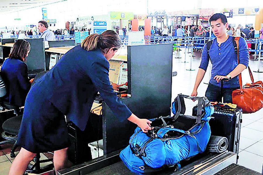 ¿Como bultos? Proponen pesar a pasajeros antes del vuelo