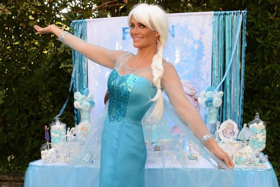 Kenita se vistió de Princesa Elsa para festejar a su hija Sophia