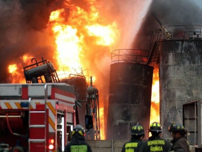 Suspenden las clases en Lampa y Colina por gigantesco incendio en fábricas