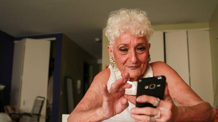 Abuelita le creó cómico perfil de Tinder a nieto para que encuentre novia