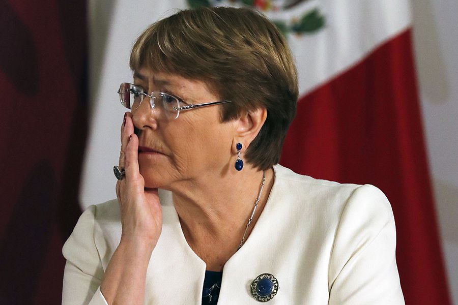 Bachelet le puso el chupete a Bosé y partirá a Venezuela