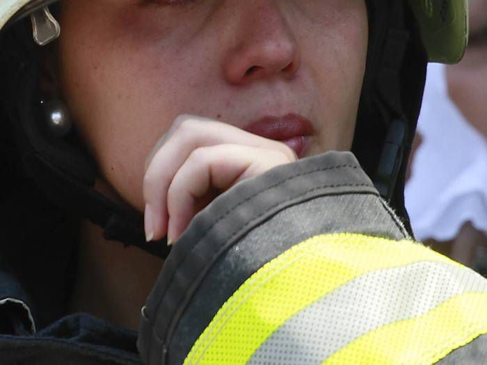 "Se empezó a meter en mi cama...": Bomberas relatan abusos sexuales en cuarteles