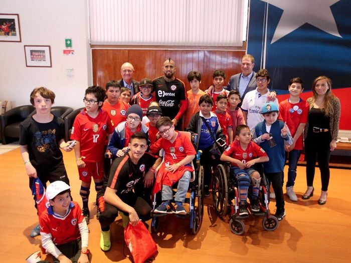 La Roja recargó energías con niños de la Teletón