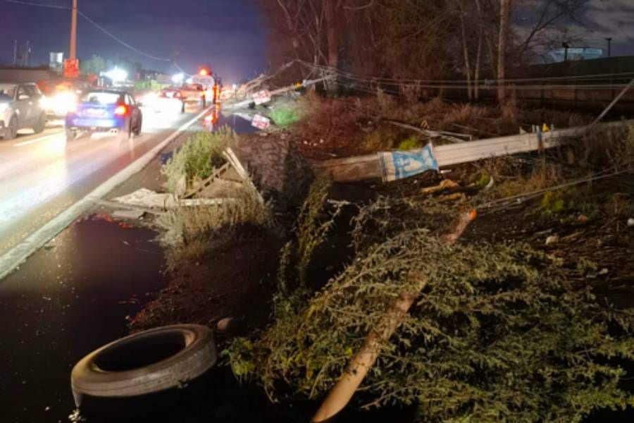 Emergencia en Maipú: camión derribó 24 postes del alumbrado eléctrico