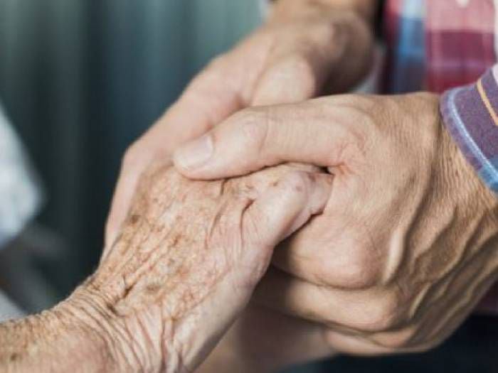 Alto Hospicio: gestionan entrega de silla de ruedas para abuela encerrada en edificio