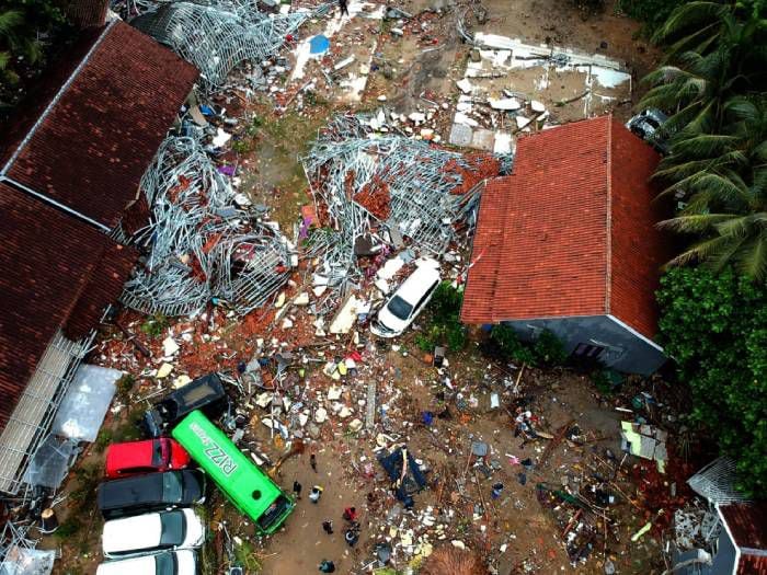 [Videos] Las estremecedoras imágenes del tsunami en Indonesia que dan la vuelta al mundo