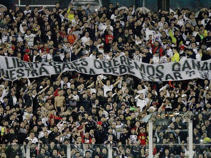 200 hinchas de Colo Colo no pudieron viajar a Brasil por lío con el vuelo