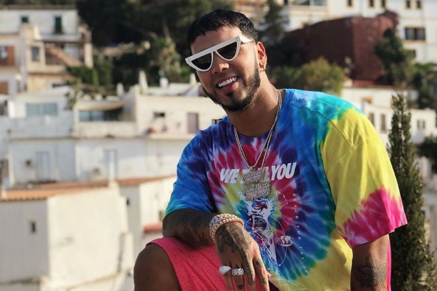 Fanático intenta robarle reloj a Anuel AA en pleno concierto