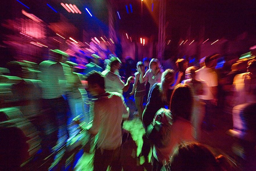 Condena total a 400 bailarines de fiesta sin mascarillas en Maipú