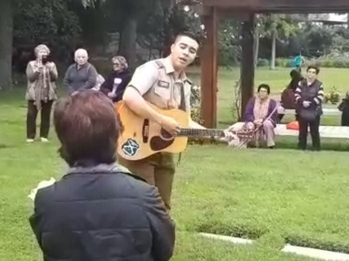 Carabinero canta "Ángel para un final" a familias en el cementerio