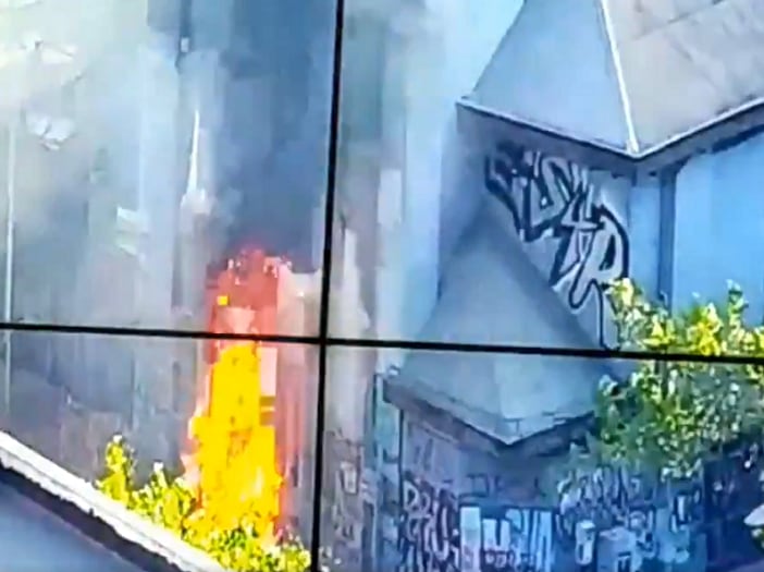 Gran incendio afecta a la Iglesia de la Asunción en el centro de Santiago