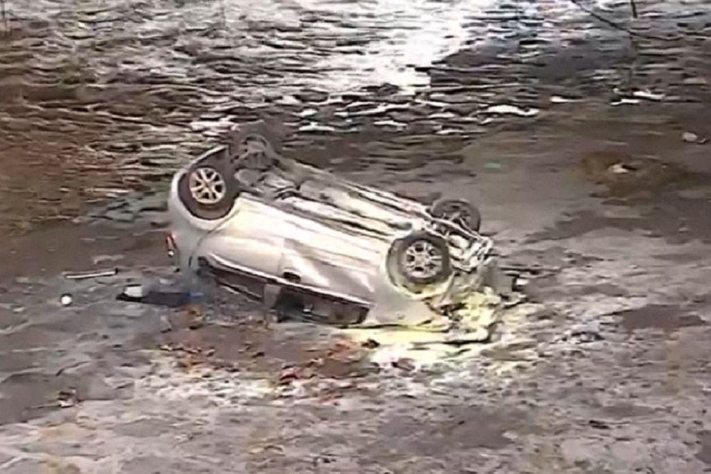 Conductor iba en estado de ebriedad: auto cayó a la ribera del río Mapocho (Foto: pantallazo CHV Noticias)