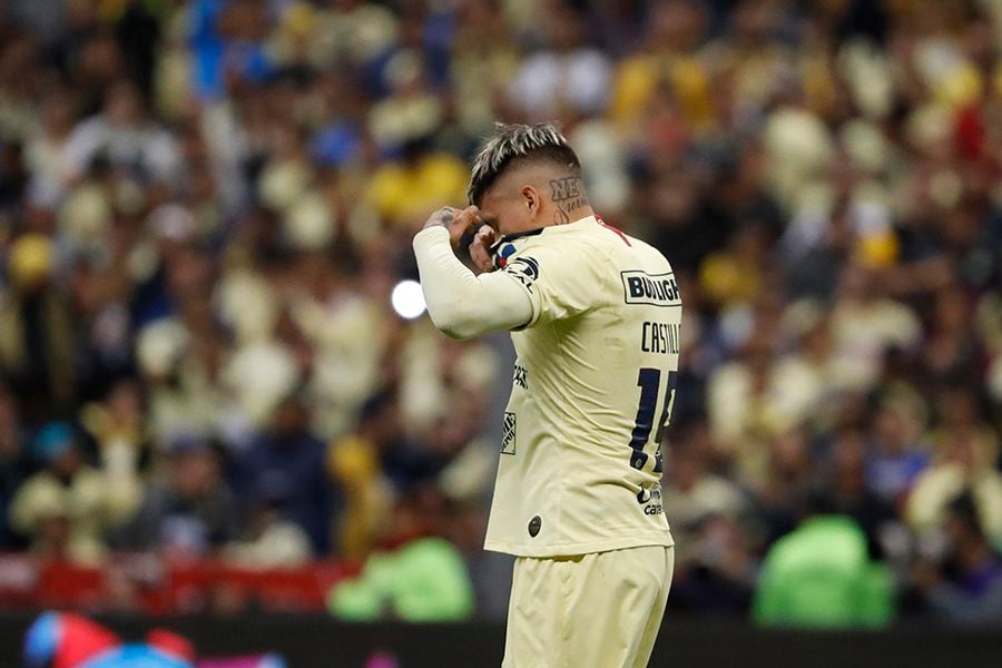 Mexicanos le dan en el suelo a Castillo tras la final