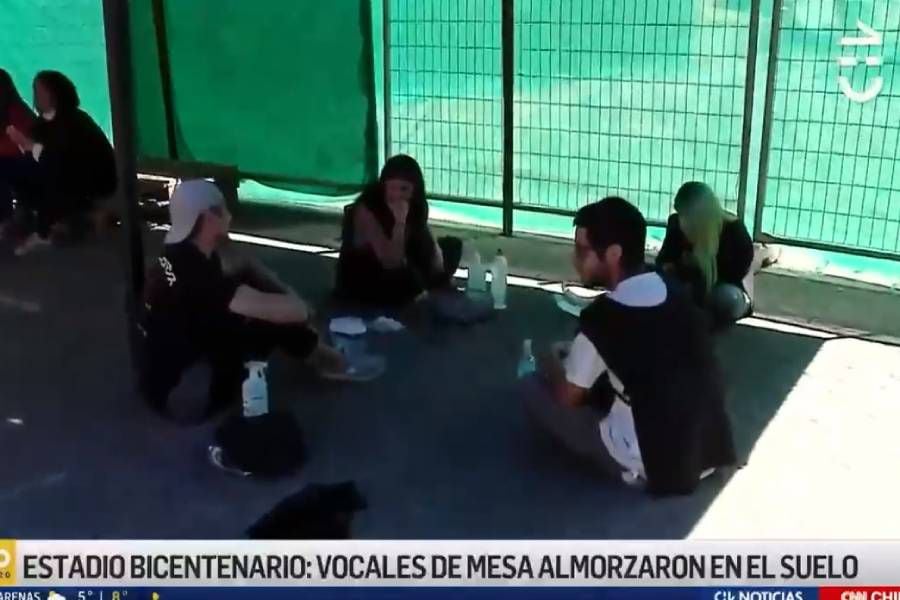 "No sabemos si pasan ratones": vocales de mesa almorzaron en el suelo