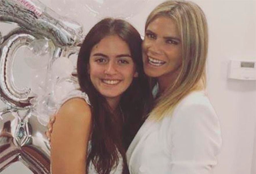 Carla Ochoa chochea con su hija economista