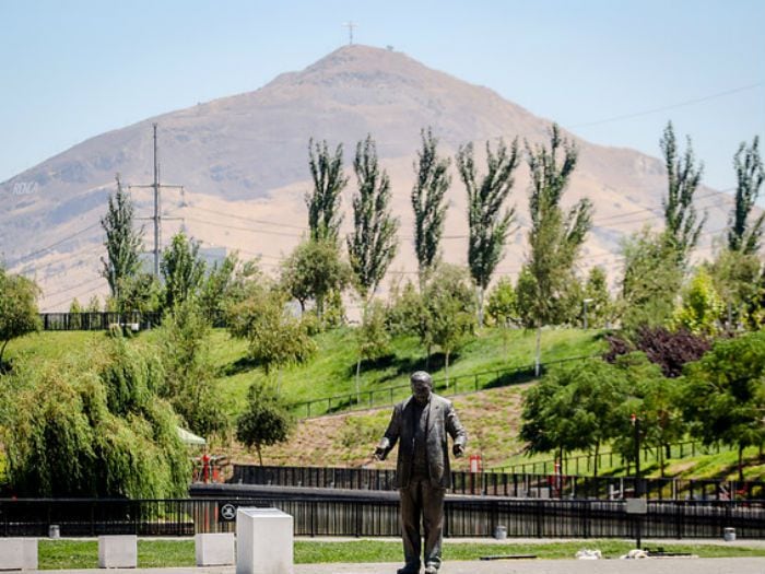 Estatua de Renato Poblete se convertiría en rejas y bancas de plaza