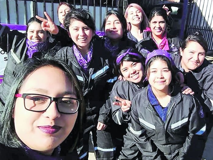 El taller mecánico de mujeres que no tiene ni machos en un póster