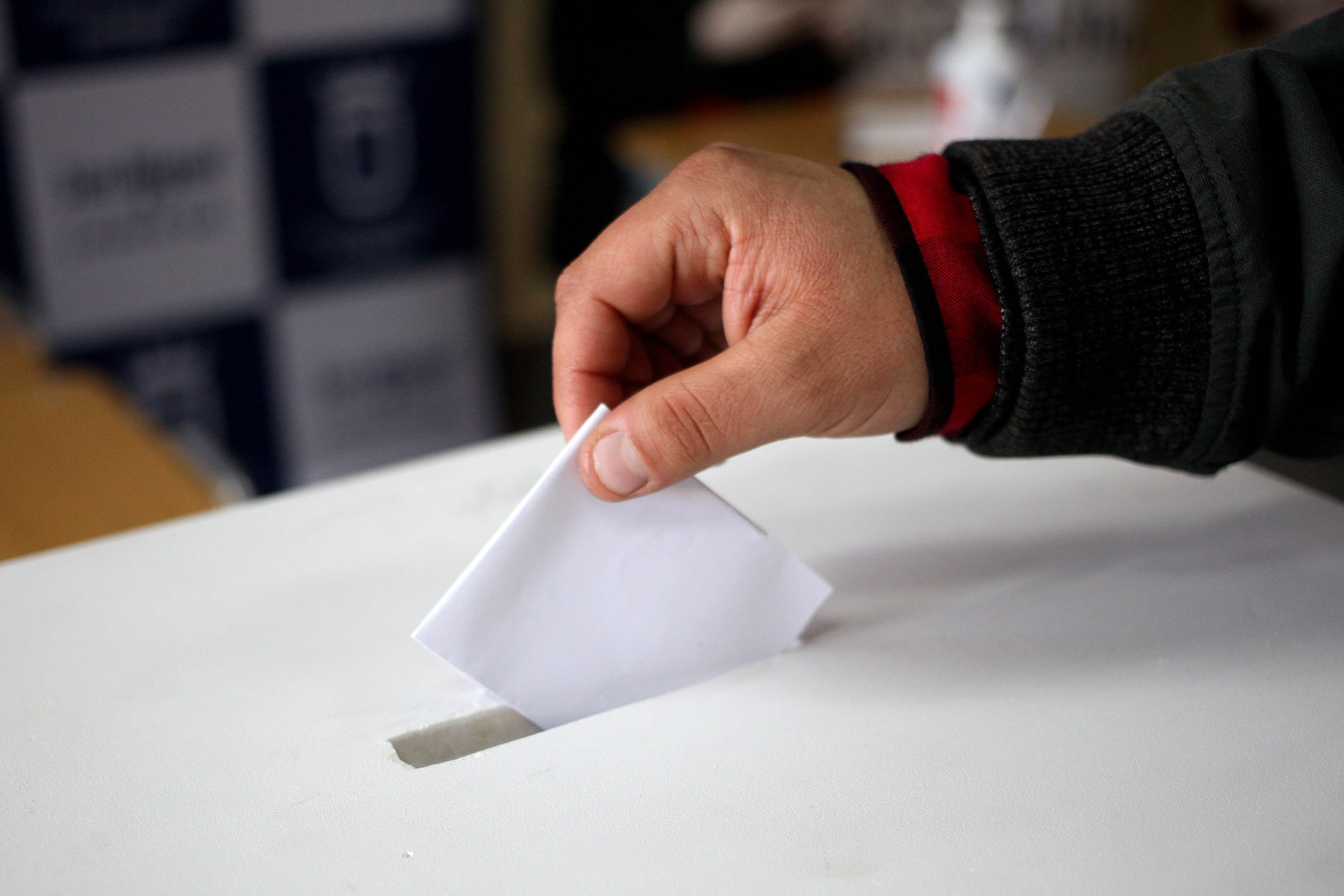 Autoridades visitan centro de votacion para el plebiscito del 25 de octubre en San Miguel.