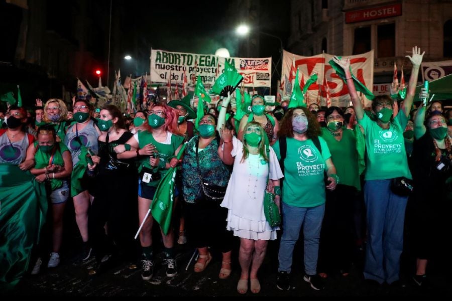 Argentina legaliza el aborto en una histórica votación en el Senado