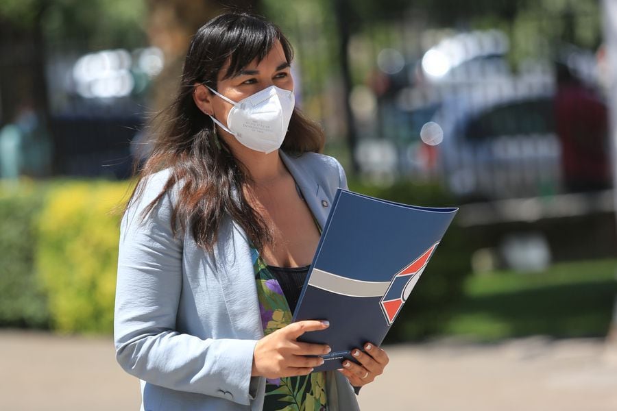 "La pandemia no ha terminado": Izkia Siches apoyó a Boric tras dar positivo en Covid y llamó a respetar cuarentenas