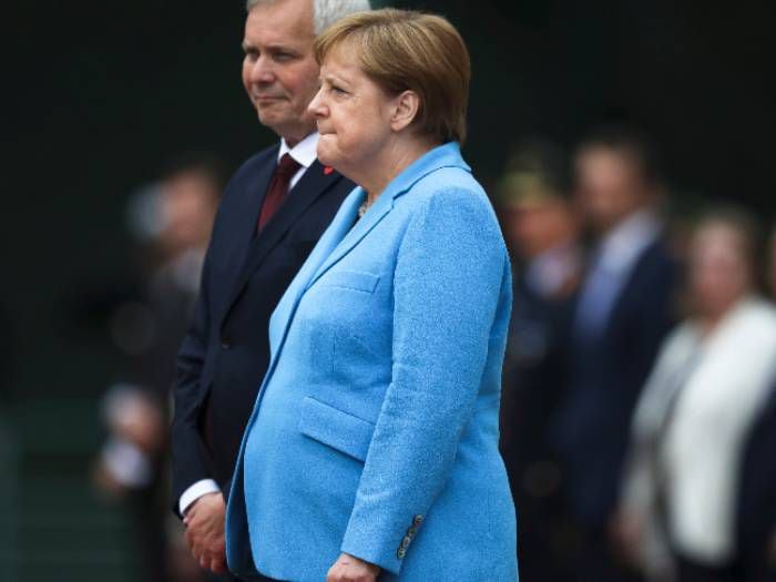 Merkel sufre tercer episodio de temblores durante un acto oficial: ella afirma que está "muy bien"