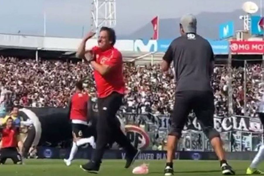 Mario Salas pide disculpas por su corte de mangas en el superclásico