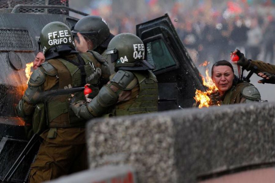 Carabineras son atacadas con bomba molotov en manifestación