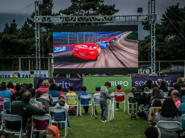 El cine itinerante gratuito que llega a las playas de Chile