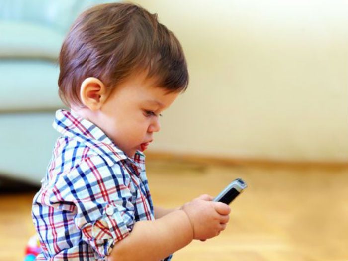 Cuándo regalar celulares a niños: desde qué edad es recomendado y sus efectos