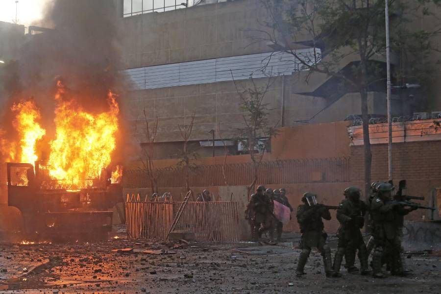 38 carabineros lesionados tras incidentes en cercanías de Plaza Italia