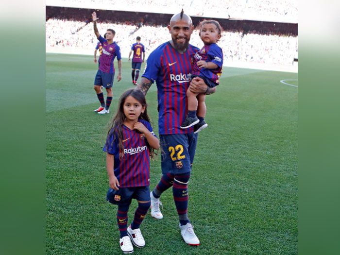 Arturo Vidal viajó a Alemania para asistir al primer día de colegio de su hija