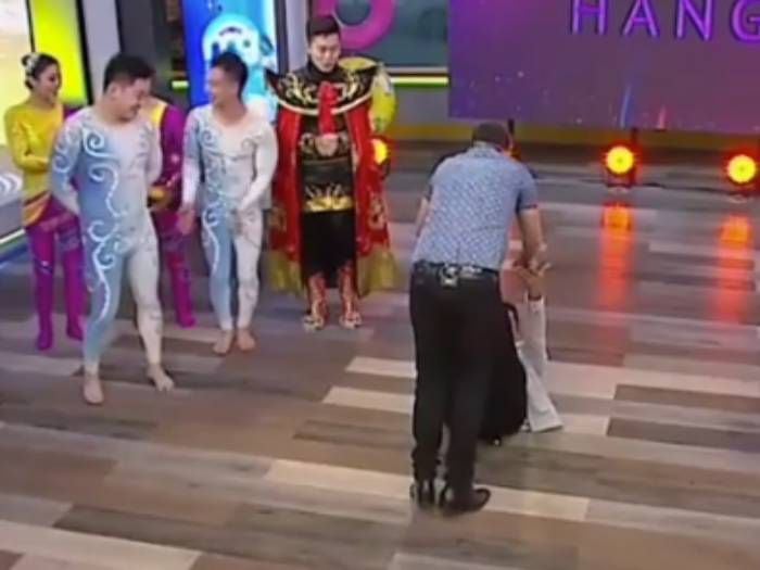 Epic fail: El feroz porrazo de Karol Lucero durante imitación a acróbatas chinos