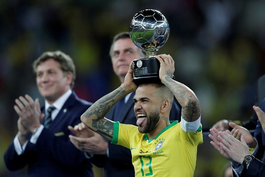 Traigan copete que Dani Alves pone las copas