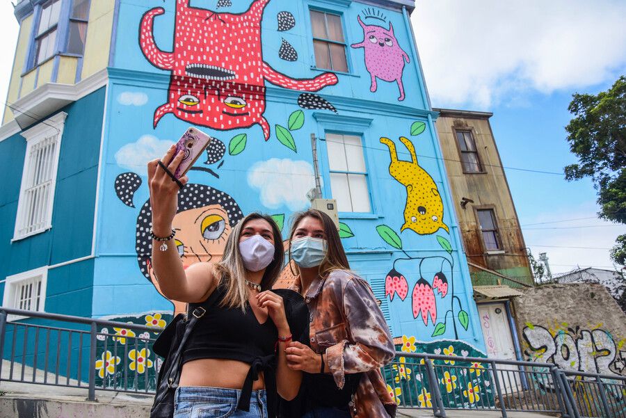 Intentan rayar mural en Valparaíso y Mon Laferte responde