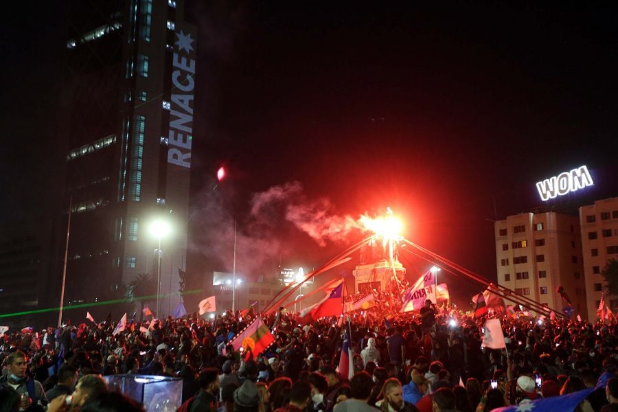 Celebracion en Plaza Baquedano tras plebiscito