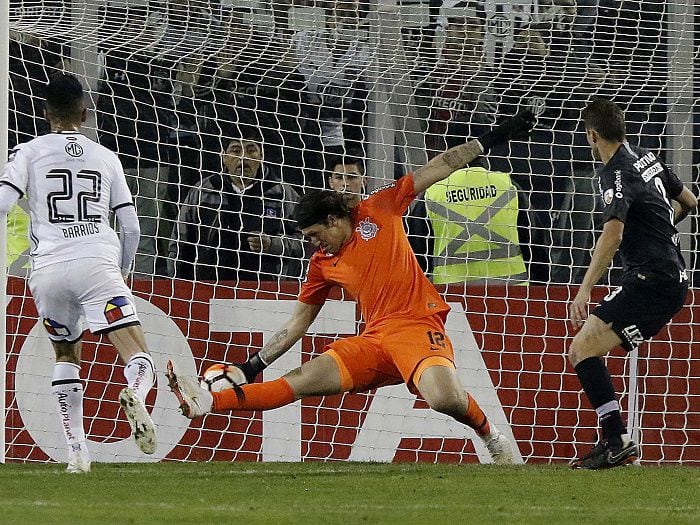 Tapadones de Cassio mantienen con vida al Corinthians