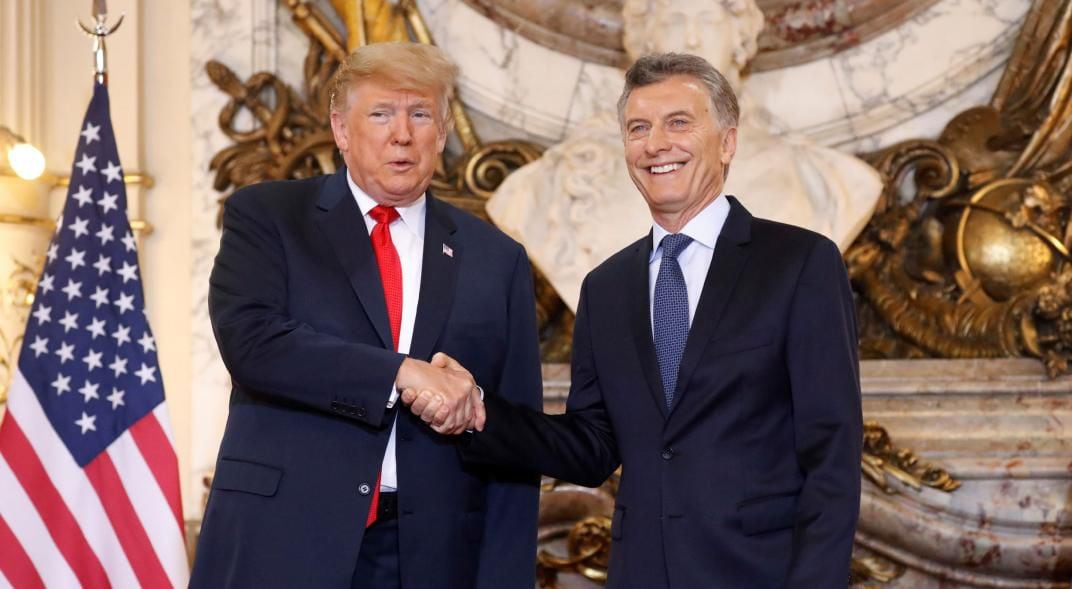 El oso de Donald Trump a Macri en pleno escenario