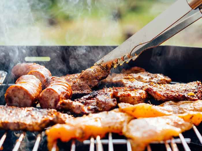 Asado de vacuno, chorizo y cerveza: la dieta ideal de los chilenos en Fiestas Patrias