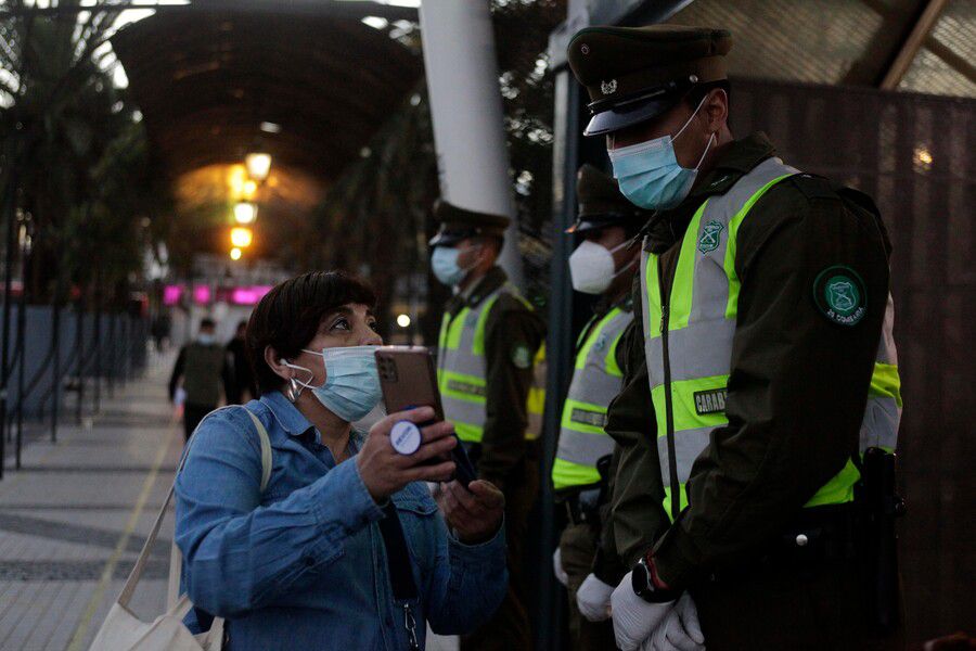 Más restricciones a los permisos: Gobierno prepara nuevas medidas frente al alza de contagios