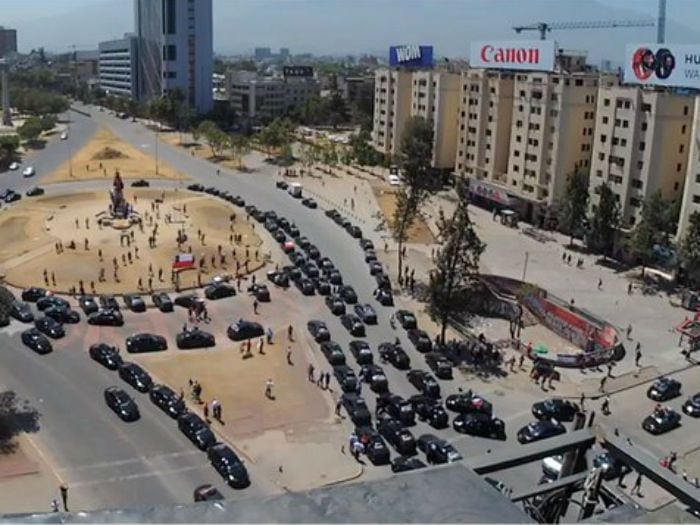 Caravana de colectiveros se manifiestan en la Plaza Italia