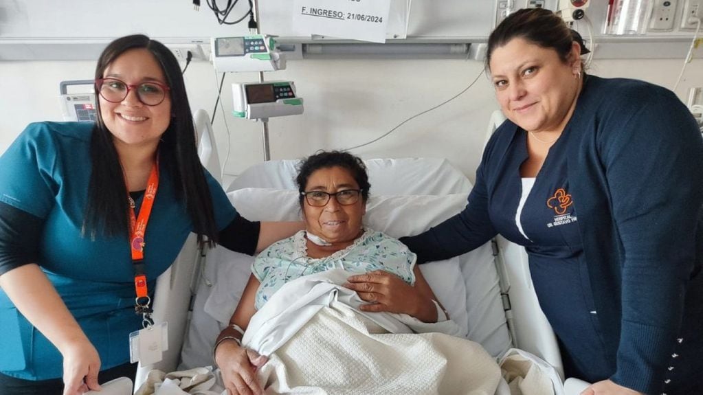 María Magdalena Ponce junto a las enfermeras del Hospital Dr. Gustavo Fricke - Foto Hospital Dr. Gustavo Fricke