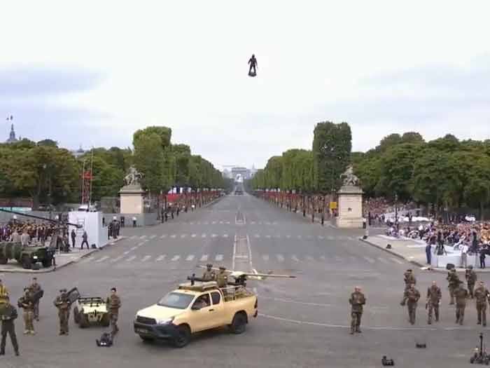 [Video] Soldado volador impacta en el desfile del Día de la Bastilla