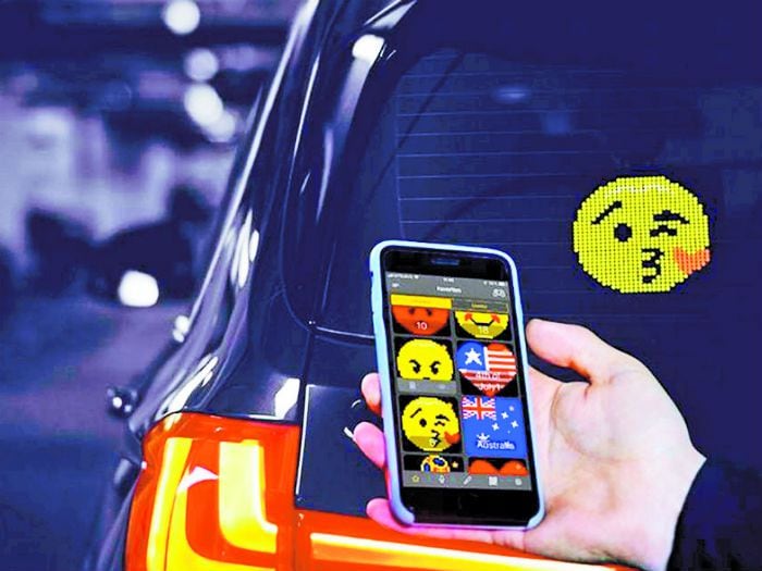 ¿Es legal usar una pantalla emoji en el auto?